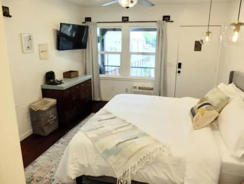 #14 Darling Vintage Apt - Historic Downtown Strip