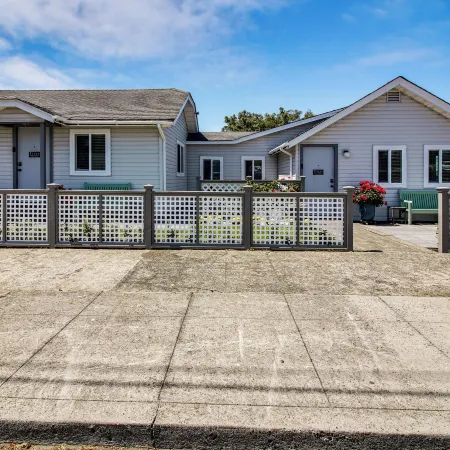 North Bend Home w/ Cornhole Court & Putting Green