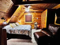 CharMing 2-BeD CoZy CaBin w-WiFi, AC & FiRe PlaCe, CenTraL to 3 LoCal MTN.Towns