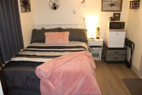 Allie Rose/Cabin 3 Lake Athens/ Canton Trade Days