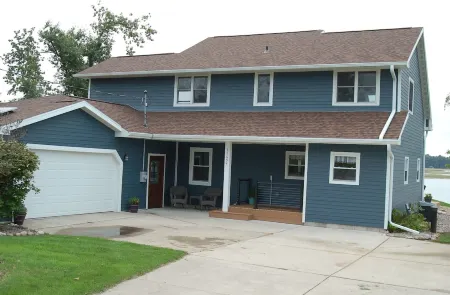 New owners, fresh remodel - Lakehouse with 100' of sandy frontage on White Lake!