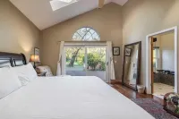 Valley of the Moon by Avantstay Tranquil Escape, Large Yard w/ Hot Tub & Fire Pit