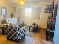 Luxurious 2 Bedroom with King and Queen bed and 1.5 Bathroom sleeps 6.