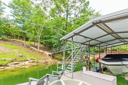 Relaxing 4-Bedroom Cottage on Smith Lake Отели в г. Арли