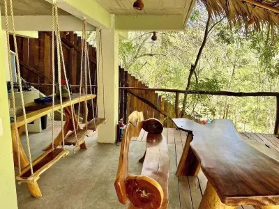 Tree house at a superb virgin bay with starlink Hotels in 
