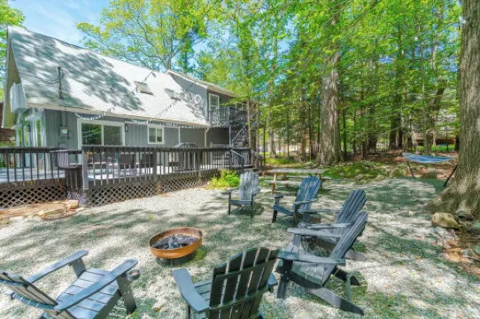 Poconos Retreat Getaway with Outdoor Jacuzzi and Near Top Attractions