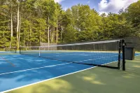 Berkshire Holiday Home with Hot Tub & A+ Amenities Hotels in Otis