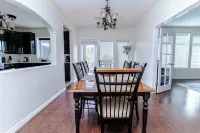 Northern Solace, 2 Bedrooms, 2 Bathrooms, Kitchen, Living Room, 5 Min to Airport Hotel di Yellowknife