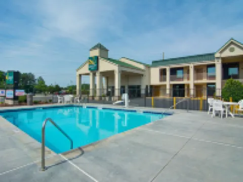 Quality Inn Calhoun North I-75 Hotels in Calhoun