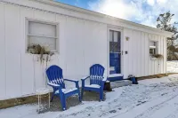 Charming 1-bedroom apartment with AC, 3 minute walk to beach, and new hot tub - Huoneistot