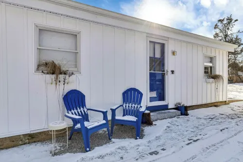 Charming 1-bedroom apartment with AC, 3 minute walk to beach, and new hot tub Hotels in Westbrook