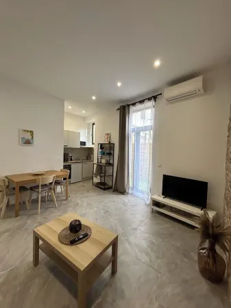 2-room apartment with terrace 15 min from Monaco Отели рядом с достопримечательностью «Трофей Августа»