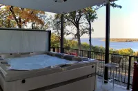 Beautiful 2 level, 4 bedroom, 3 1/2 bathroom home with View of Lake Eufala