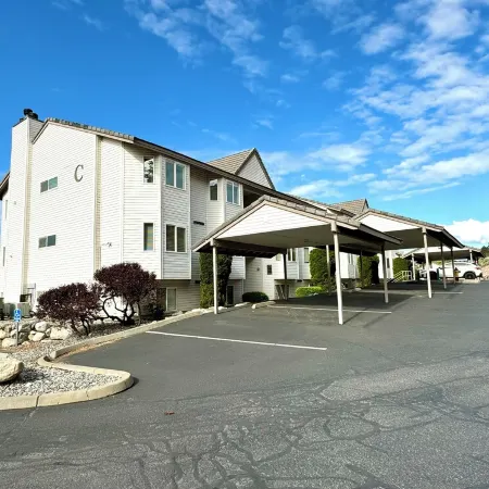 Cozy Chelan Condo, Lake & Mountain Views