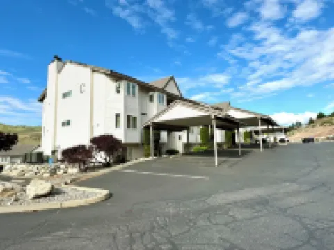 Cozy Chelan Condo, Lake & Mountain Views