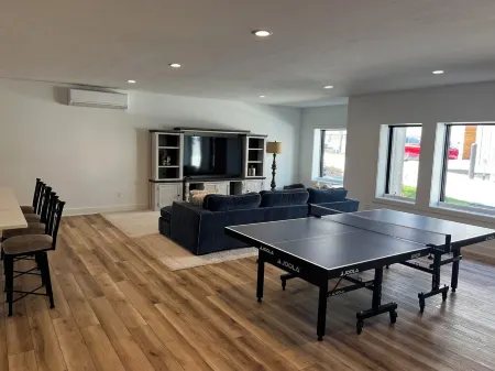 New 2 bed/2 bath 1,900sqft  condo,  1 block from channel, 3 blocks to dtown.