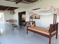 Villa Becky -Luxury 3 Bedroom with AC Penthouse in Diani Beach