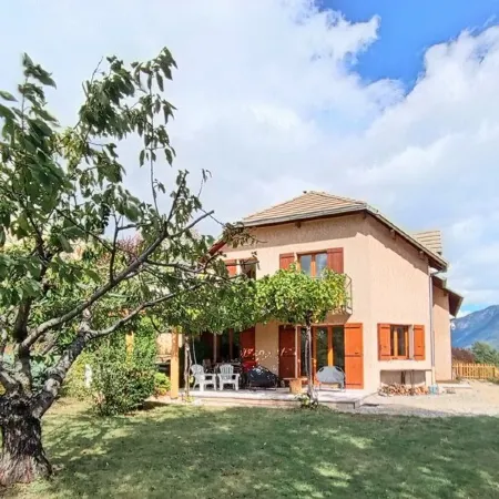 Spacious apartment with magnificent view and terrace, on the 1st floor of a villa.