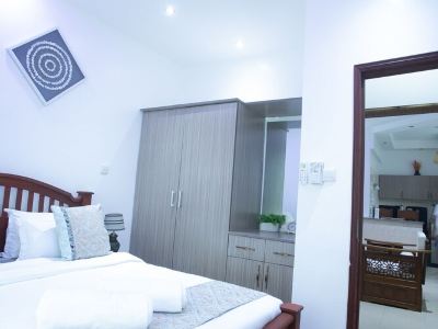 A modern & homely apartment with free parking , wifi & pool.