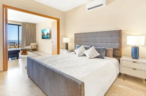 Penthouse w/ Private Jacuzzi, Ocean Views, Pool, Gym & Co-working Area