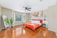 Stafford Hay-Day Farmhouse, 5 Bedrooms with Pool Table and Covered Private Pool