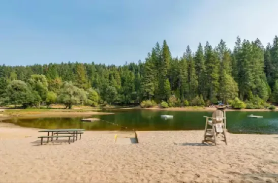 Cozy studio cabin in Arnold California with WiFi, AC