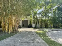 Coastal Gem in gated community. Waterfront, pool, 20 mins from airport Hotels in 
