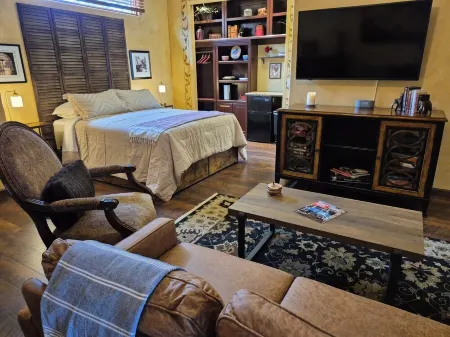 Casita de Anza – Charming 1 Bed/Bath Getaway in Historic Tubac Artist Community!