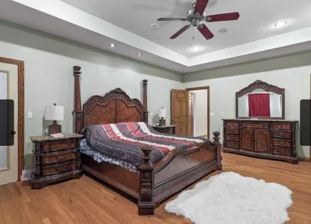 Classy 7 bedrooms 5 bathrooms house with pool & hot-tub in up scale neighborhood