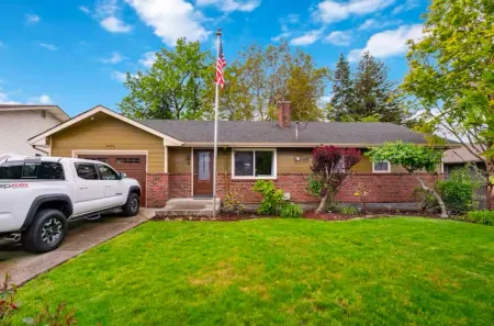 Charming 2 Bedroom Top Floor Duplex In Heart of Washougal Отели рядом с достопримечательностью «Two Rivers Heritage Museum»