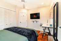 Charming 2-Bedroom apartment / 10-min walk to the Beach / Parking Stall / AC