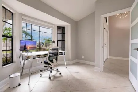 3-bedroom house on the water in brilliant Fort Myers with WiFi, AC. Отели в г. Форт-Майерс-Шорс