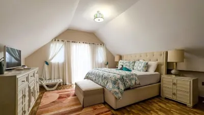 3-bedroom Oceanview villa in marvelous Crown Point Tobago with pool, WiFi, AC Hotel di 