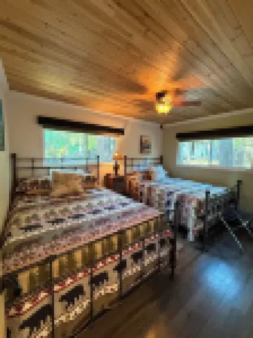 Cozy 3-bedroom cabin in tranquil Wishon at Bass Lake near Yosemite National Park