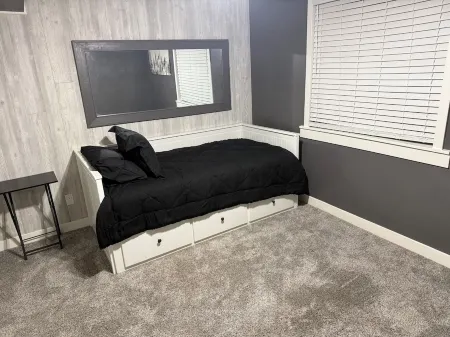 Fun, Cosy, Theater Basement! Отели в г. Легия