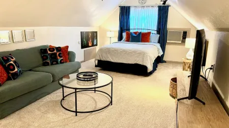 Rock & Roll Suite CLE - 1 Bedroom / 1 bathroom near Downtown Cleveland, OH