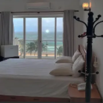 Enjoy a beautiful sunset from your ocean-view bedroom. فنادق في ماونت لافينيا
