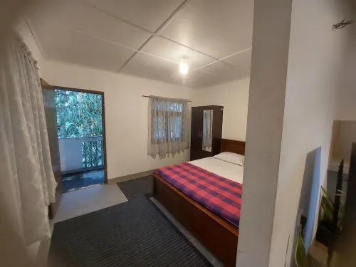 Charming 2-bedroom house 700 m to beach with AC, WiFi in welcoming Ahangama