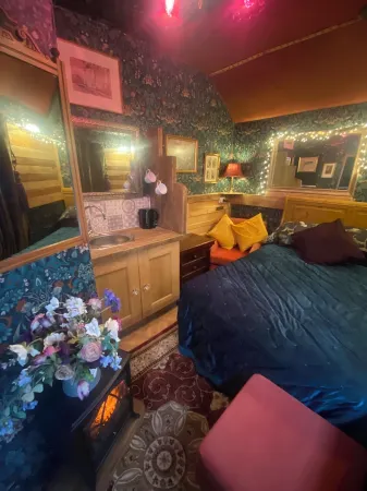 Cosy boutique style space.  Close to country pub. Direct bus route to Liverpool. Отели в г. район Виррал