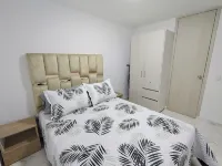 Apt in Giron, 3 blocks from the main park and 15 minutes from the airport! Hotels in 