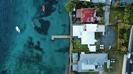 Modern Luxury 2-bedroom apartment in Villa with Ocean Views and Private Patio