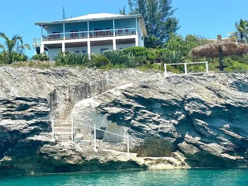 Blue Love Point 5 Bedroom Home Hotels in Gregory Town