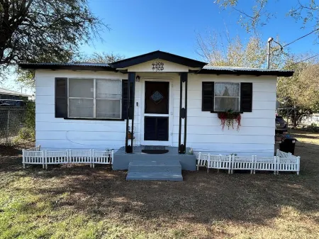 Four Sisters Casita Cozy Country Feel 2-Bedroom House in Town with WiFi & AC.