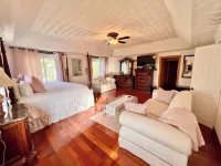 Tropical Treasure: 4 BR Oasis in the Hills of JA マンデビルのホテル