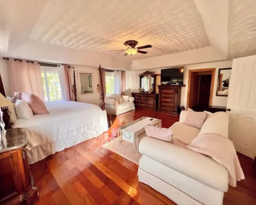 Tropical Treasure: 4 BR Oasis in the Hills of JA Hotels in Mandeville
