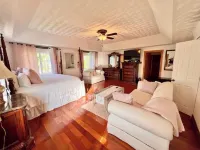 Tropical Treasure: 4 BR Oasis in the Hills of JA Hotels in Mandeville