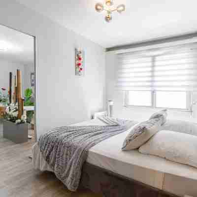 Quiet 1-Bed with Office Space, Saint-Cyprien, 200m to Metro Rooms