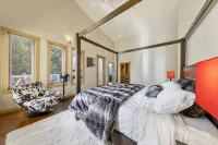 Luxury Blue Chalet with Hottub and Sauna 7000sqf of living space. Eco Friendly