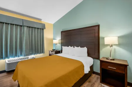 Econo Lodge Inn & Suites