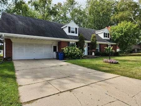 Spacious 4-bedroom home next to Lambeau Field Отели в г. Ашваюбенон